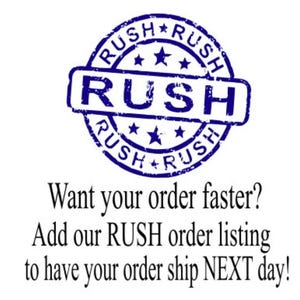 Pu&ograve; includere: Un timbro circolare blu con la parola RUSH ripetuta lungo il bordo e al centro. Sotto il timbro, il testo nero recita: Want your order faster? Add our RUSH order listing to have your order ship NEXT day!