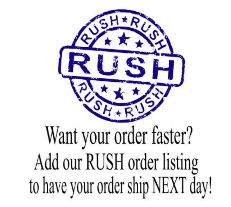 Pu&ograve; includere: Un timbro circolare blu con la parola RUSH ripetuta lungo il bordo e al centro. Sotto il timbro, il testo nero recita: Want your order faster? Add our RUSH order listing to have your order ship NEXT day!