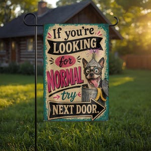 Pu&ograve; includere: Una bandiera da giardino rettangolare con un cane bianco e nero che indossa un cappello di carta stagnola e occhiali, seduto in un bidone della spazzatura in metallo con bucce di banana. Il testo recita: If you're LOOKING for NORMAL try NEXT DOOR.