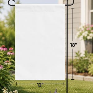 Pu&ograve; includere: Una bandiera da giardino rettangolare bianca e vuota appesa a un supporto in metallo nero. La bandiera presenta una superficie bianca solida e pulita. Le linee di misura indicano che la bandiera misura 30,48 cm di larghezza e 45,72 cm di altezza.