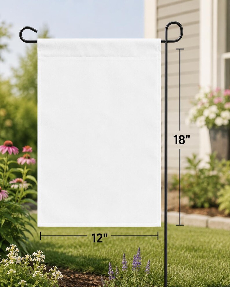 Pu&ograve; includere: Una bandiera da giardino rettangolare bianca e vuota appesa a un supporto in metallo nero. La bandiera presenta una superficie bianca solida e pulita. Le linee di misura indicano che la bandiera misura 30,48 cm di larghezza e 45,72 cm di altezza.