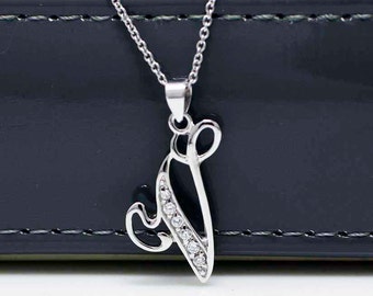 Può includere: Collana d'argento con ciondolo a forma di lettera V corsiva incrostata di pietre di zircone cubico trasparenti.