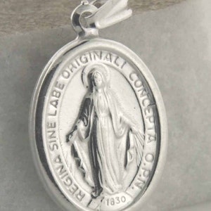 Op de afbeelding: Zilveren hanger met een afbeelding van de Maagd Maria met de inscriptie "REGINA SINE LABE ORIGINALI CONCEPTA O.M.I. 1830".