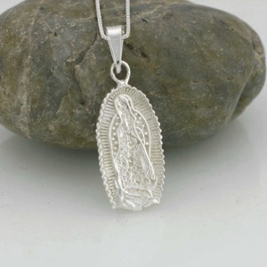 Médaille Notre-Dame de Guadalupe en argent sterling, collier Vierge de Guadalupe, pendentif Vierge de Guadalupe, Vierge Marie « Ave Maria - Je vous salue Marie »