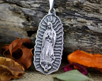 Collana pendente con Nostra Signora di Guadalupe, in acciaio