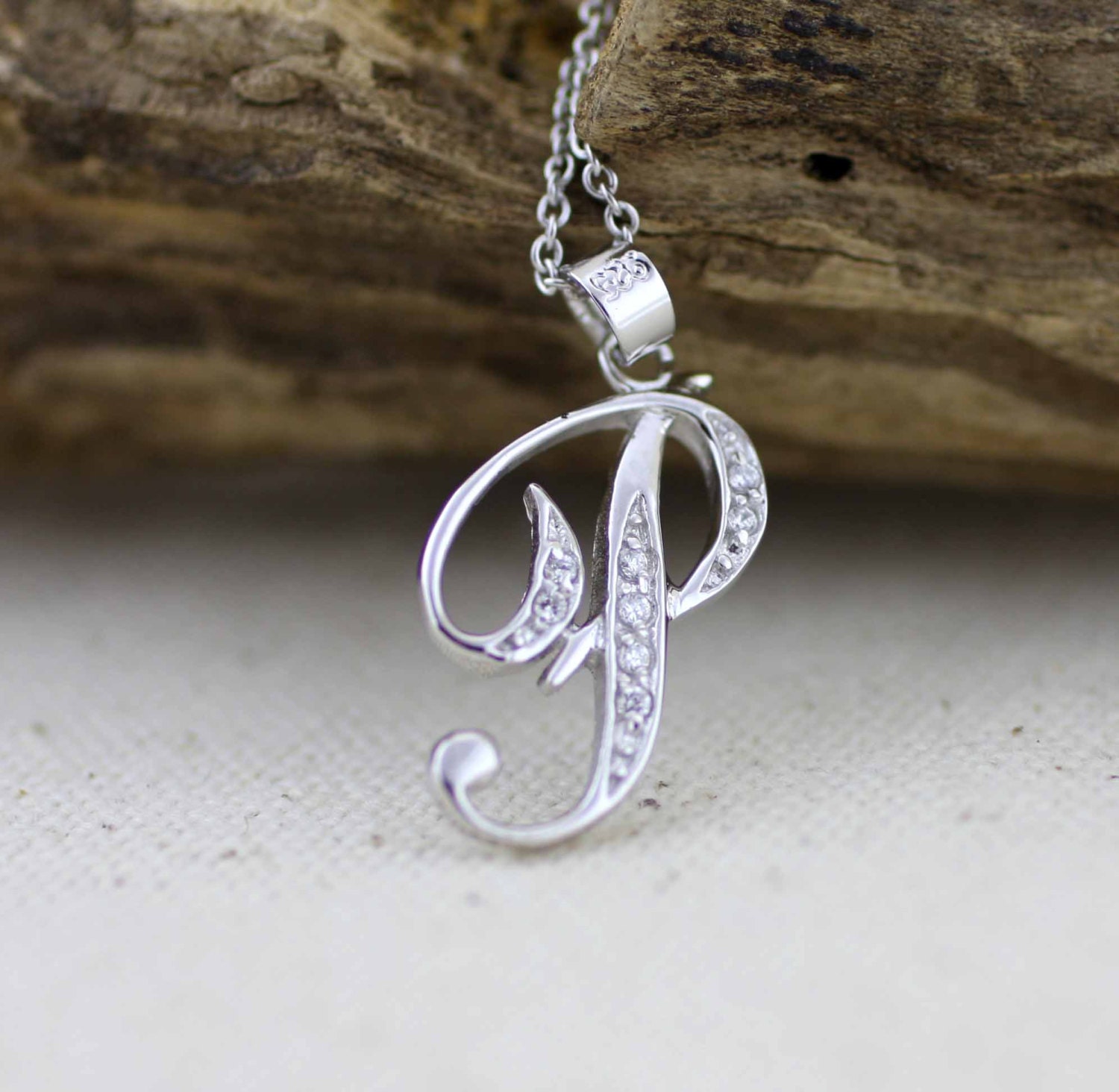 Collar Con Inicial De Plata De Ley Y Circonitas. Incluye Cadena Tipo Cable De 45 Cm. Disponible Con Todas Las Letras. Joyería TILO. - México