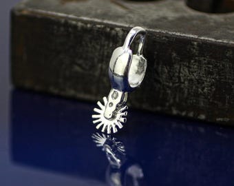 Halsband med sporrar i silver, berlock i sterlingsilver med stövelsporrar, silverberlock med cowboys, halsband med stövelsporrar, westernsmycken, rodeosmycken