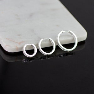 Orecchini a cerchio Huggies in argento, orecchini a cerchio Demi Huggies in argento sterling a due file con micro pavé, chiusura a scatto, orecchini Huggies con zirconi cubici