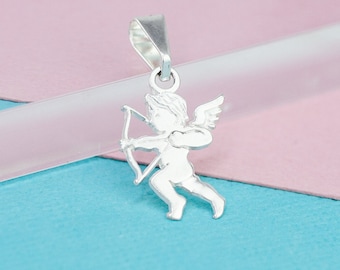 Puede incluir: Colgante de plata con la forma de Cupido, el dios del amor, con arco y flecha. El colgante tiene un lazo para una cadena. El fondo es rosa claro y azul.