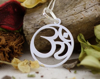 Halsband i sterlingsilver med ohmsymbol, silverhalsband med ohm, ohmhalsband, ohmsmycken, omhalsband, namaste, yogasmycken, ohmhänge, yoga