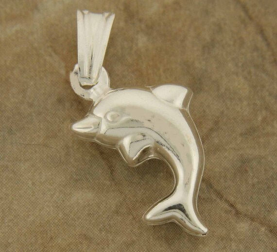 Collana con ciondolo a forma di delfino e ancora in argento sterling