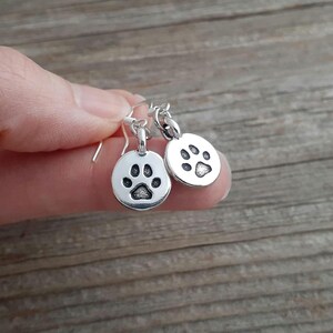 Everyday Paw Print Earrings / Paw Print Jewelry / Dog Lover Jewelry / Dog Paw Earrings / Gift for Dog Lover / Dog Mom Gift / Pet Earrings imagem 2