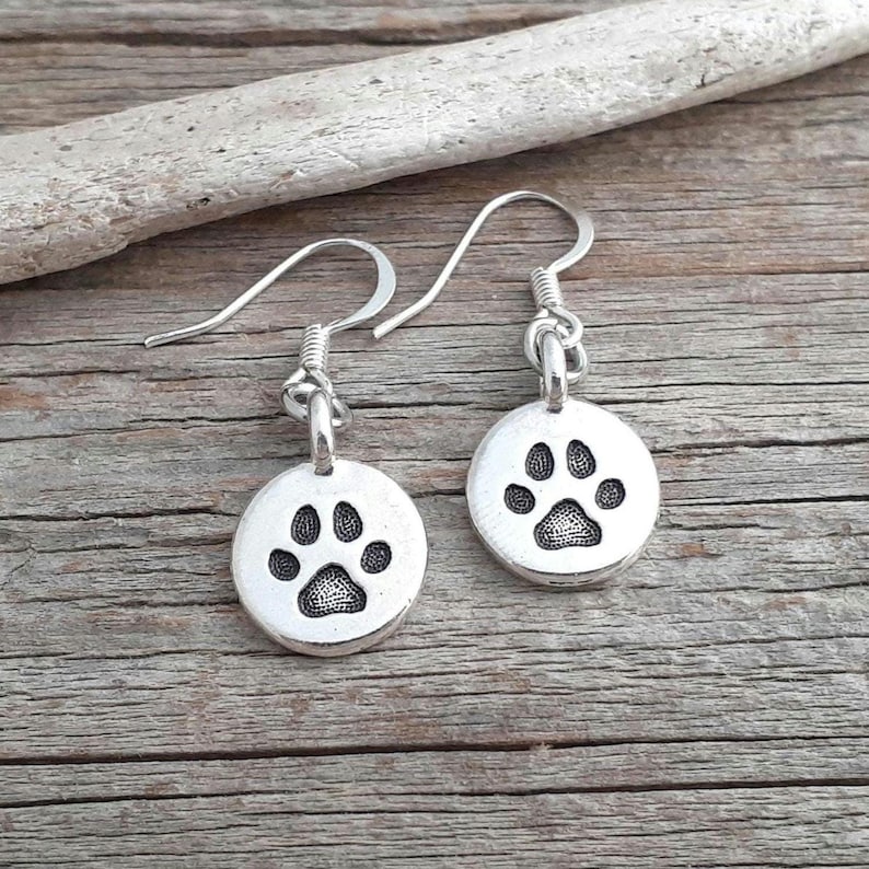 Everyday Paw Print Earrings / Paw Print Jewelry / Dog Lover Jewelry / Dog Paw Earrings / Gift for Dog Lover / Dog Mom Gift / Pet Earrings imagem 1