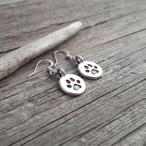 Everyday Paw Print Earrings / Paw Print Jewelry / Dog Lover Jewelry / Dog Paw Earrings / Gift for Dog Lover / Dog Mom Gift / Pet Earrings imagem 3