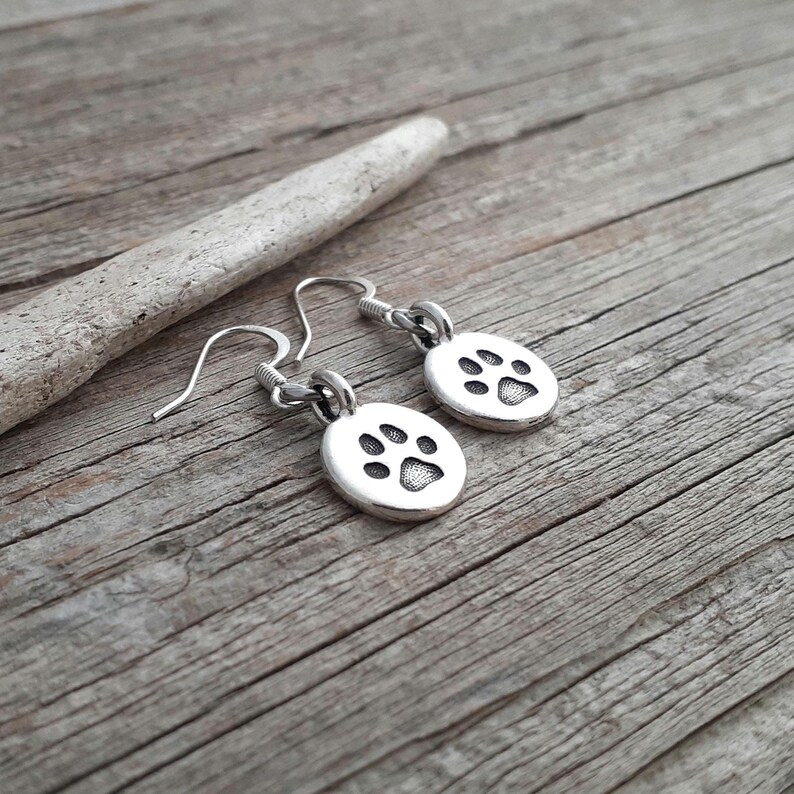 Everyday Paw Print Earrings / Paw Print Jewelry / Dog Lover Jewelry / Dog Paw Earrings / Gift for Dog Lover / Dog Mom Gift / Pet Earrings imagem 3
