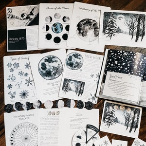 Könnte beinhalten: Ein Satz von Lernmaterialien über den Mond, darunter ein Mondphasen-Tracker, eine Schneemond-Illustration und ein Gedicht über den Schneemond. Die Materialien sind auf weißem Papier mit schwarzer Tinte gedruckt und zeigen Illustrationen von Mond, Schneeflocken und einem verschneiten Wald.
