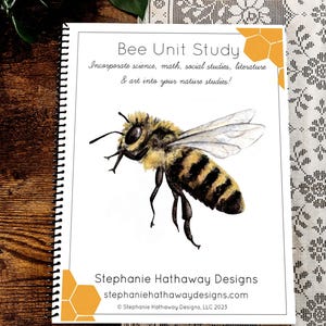Può includere: Un libro a spirale intitolato "Bee Unit Study" con un'illustrazione ad acquerello di un'ape. La copertina include testo sull'incorporazione di scienze, matematica e arte negli studi sulla natura. Progettato da Stephanie Hathaway Designs.