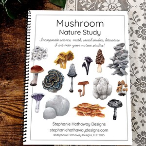Puede incluir: Un libro encuadernado en espiral titulado "Mushroom Nature Study" con ilustraciones en acuarela de varias setas. La portada incluye el texto: "¡Incorpore la ciencia, las matemáticas, los estudios sociales, la literatura y el arte en sus estudios de la naturaleza!" y el sitio web stephaniehathawaydesigns.com.