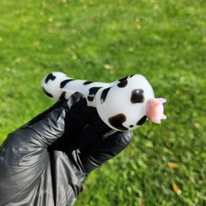 ピンクの乳房付き牛柄ガラスパイプ | 白と黒の手吹きパイプ | 農場の動物のノベルティ喫煙ボウル | おもしろガラスパイプ