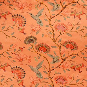 Könnte beinhalten: Ein sich wiederholendes Muster mit Kolibris, Blumen und Ästen auf einem pfirsichfarbenen Hintergrund. Die Kolibris sind grau und blau, die Blumen orange, rot und rosa, und die Äste braun. Florales Thema.