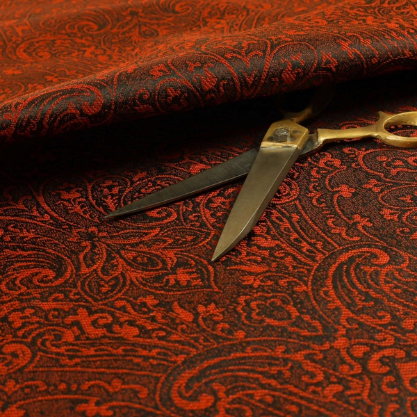 Telas de tapicería y cortinas de chenilla ligera con estampado de damasco real en color rojo.