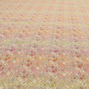 Può includere: Primo piano di un tessuto con un motivo a rombi ripetuto. Il design presenta una sfumatura di colori, tra cui beige, rosa, arancione e verde. La trama sembra essere tessuta o ricamata.