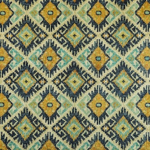 Op de afbeelding: Een naadloos patroon met een geometrisch ontwerp in tinten blauw, geel en wit. Het patroon heeft een herhalende ruitvorm met een textuur, geweven look.