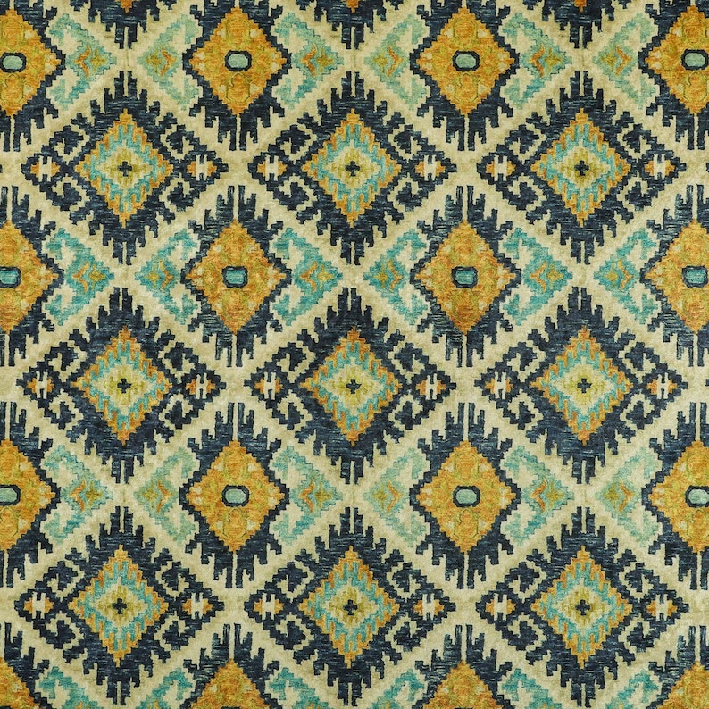 Op de afbeelding: Een naadloos patroon met een geometrisch ontwerp in tinten blauw, geel en wit. Het patroon heeft een herhalende ruitvorm met een textuur, geweven look.
