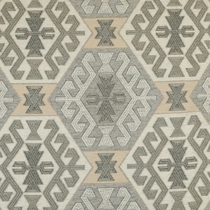 Könnte beinhalten: Textil mit einem geometrischen Muster in Grau-, Beige- und Weißtönen. Das Design zeigt sich wiederholende Rautenformen und stilisierte kreuzartige Motive, die ein strukturiertes, gewebtes Aussehen erzeugen. Die Gesamtästhetik erinnert an traditionelle Stammesdesigns.