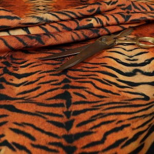 Nieuwe inrichting stof tijger patroon stof kwaliteit zachte bekleding materiaal in oranje en zwarte kleur verkocht door de meter