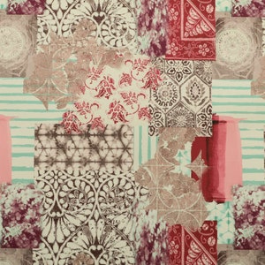 Può includere: Un design di tessuto patchwork con vari motivi in ​​toni di marrone, rosa e bianco. I motivi includono motivi floreali, forme geometriche e strisce.