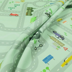 Tissu d’ameublement imprimé en toile imprimée de carte de voiture pour enfants de couleur verte - vendu par le tissu de 1 mètre de longueur