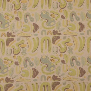 Pode incluir: Padrão repetitivo de formas abstratas em tons de verde, castanho e azul sobre um fundo bege. O design inclui formas orgânicas, como folhas e curvas. A estética geral evoca a arte moderna de meados do século, com elementos estilizados.