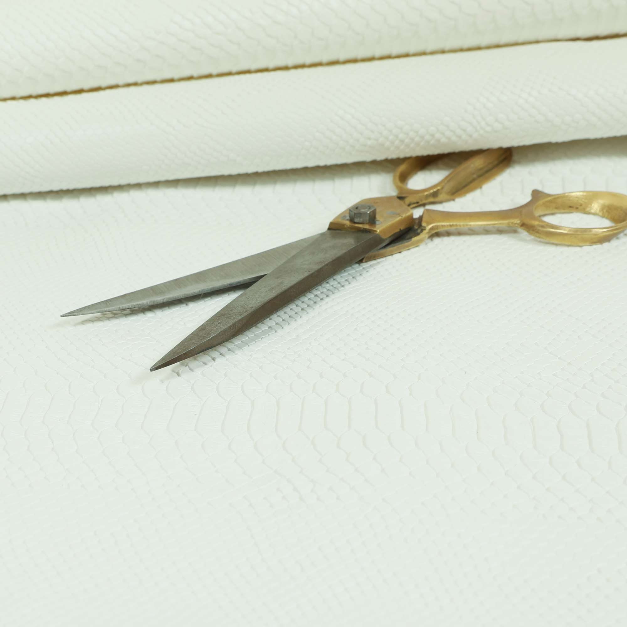 Designer Reliëf Snake Animal Getextureerde Witte Faux Leather Bekleding Stof - Verkocht Door De 1 Meter