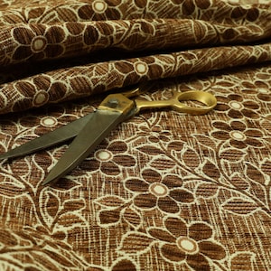 Uso de cortina de tapicería de chenilla con textura de patrón floral en tela de color marrón - Vendido por la tela de 10 metros de longitud