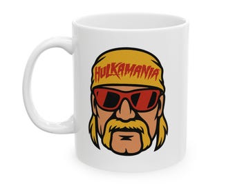 Taza homenaje a HULKAMANIA / Taza de café conmemorativa de Hulk Hogan / Leyenda de la lucha libre / Arte de bandana con bigote retro de los 80 / Regalo estadounidense auténtico /
