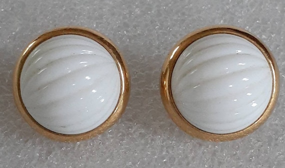 Vintage 1960s Trifari White Milk Glass Goldtone C… - image 1