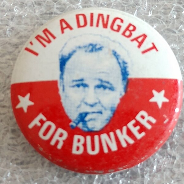 Vintage Archie Bunker TV show "I'm a Dingbat for Bunker" For President Tin Litho Button Pin 1972 NOS New