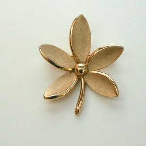 Trifari Gold-tone Flower Estate Brooch Pin Vintage 1960-70&#39;s Nice!