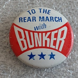 Vintage Archie Bunker TV show To the Rear March Tin Litho Button Pin 1972 NOS New