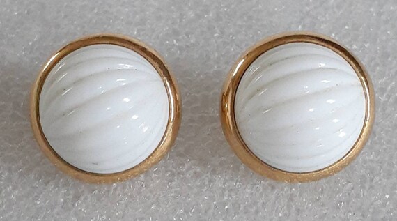 Vintage 1960s Trifari White Milk Glass Goldtone C… - image 2