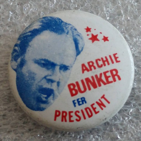 Vintage Archie Bunker TV show Fer President Tin Litho Button Pin 1972 NOS New