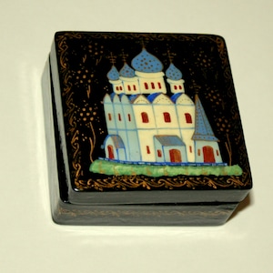 Vintage Hand painted Eastern European Russian Lacquer Wooden Trinket Box