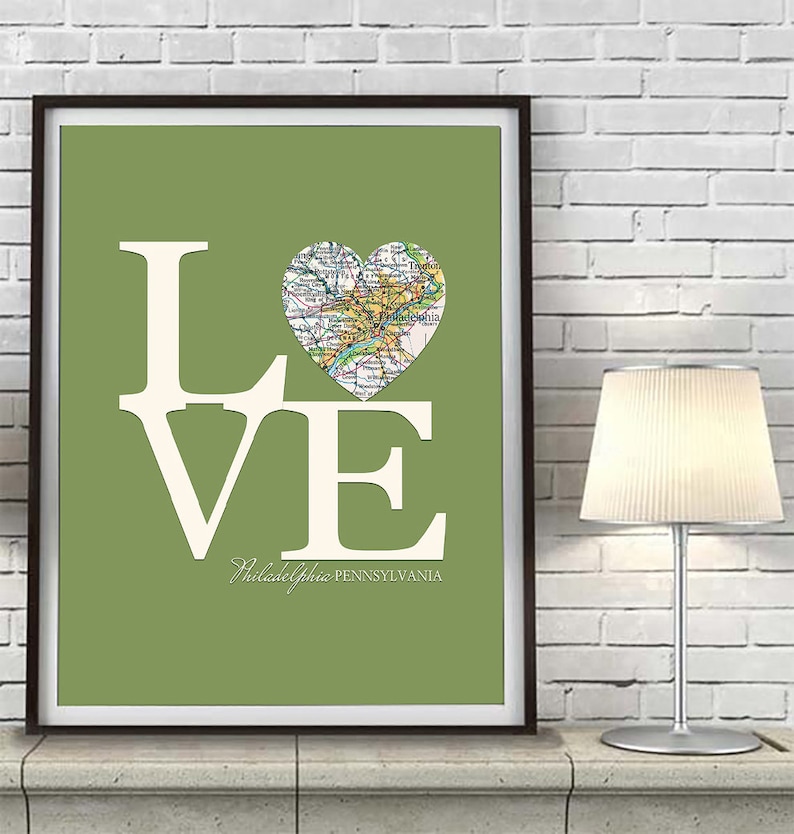 Pode incluir: Um fundo verde com a palavra "LOVE" em letras brancas. O "O" &eacute; substitu&iacute;do por um mapa em forma de cora&ccedil;&atilde;o da Filad&eacute;lfia, Pensilvania.