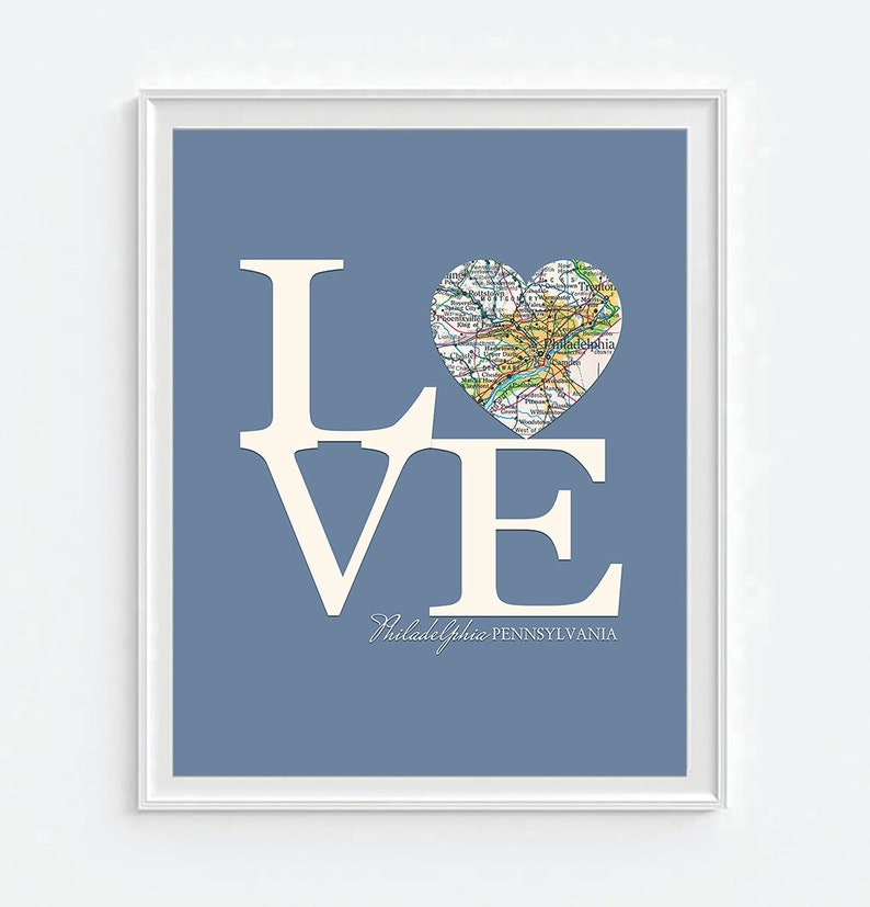 Pode incluir: Um fundo azul com a palavra "LOVE" em letras brancas. O "O" &eacute; substitu&iacute;do por um mapa em forma de cora&ccedil;&atilde;o da Filad&eacute;lfia, Pensilvania.