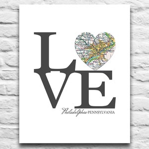 Pode incluir: Um design gr&aacute;fico preto e branco da palavra "LOVE" com um mapa em forma de cora&ccedil;&atilde;o de Filad&eacute;lfia, Pensilv&acirc;nia no centro.