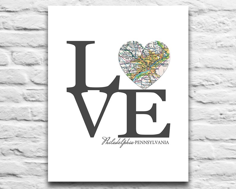 Pode incluir: Um design gr&aacute;fico preto e branco da palavra "LOVE" com um mapa em forma de cora&ccedil;&atilde;o de Filad&eacute;lfia, Pensilv&acirc;nia no centro.