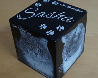 Urna cúbica pequeña, urna de cremación para gatos de granito negro, urna con foto grabada con láser, urna cúbica para gatos: 22 libras.