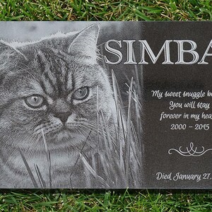 Puede incluir: Placa conmemorativa para mascotas de granito negro con el nombre "SIMBA" grabado. Una imagen detallada de un gato est&aacute; a la izquierda. El texto dice: "Mi dulce conejito. &iexcl;Siempre estar&aacute;s en mi coraz&oacute;n! 2000-2015. Fallecido el 27 de enero de 2015."