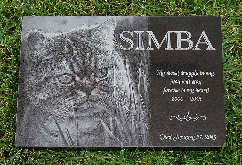 Puede incluir: Placa conmemorativa para mascotas de granito negro con el nombre "SIMBA" grabado. Una imagen detallada de un gato est&aacute; a la izquierda. El texto dice: "Mi dulce conejito. &iexcl;Siempre estar&aacute;s en mi coraz&oacute;n! 2000-2015. Fallecido el 27 de enero de 2015."